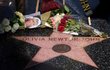 U hvězdy Olivie Newton-John na chodníku slávy v LA nechávají lidé vzkazy a květiny.