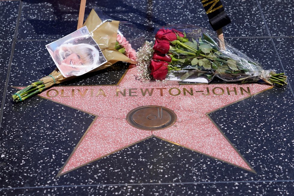 U hvězdy Olivie Newton-John na chodníku slávy v LA nechávají lidé vzkazy a květiny.