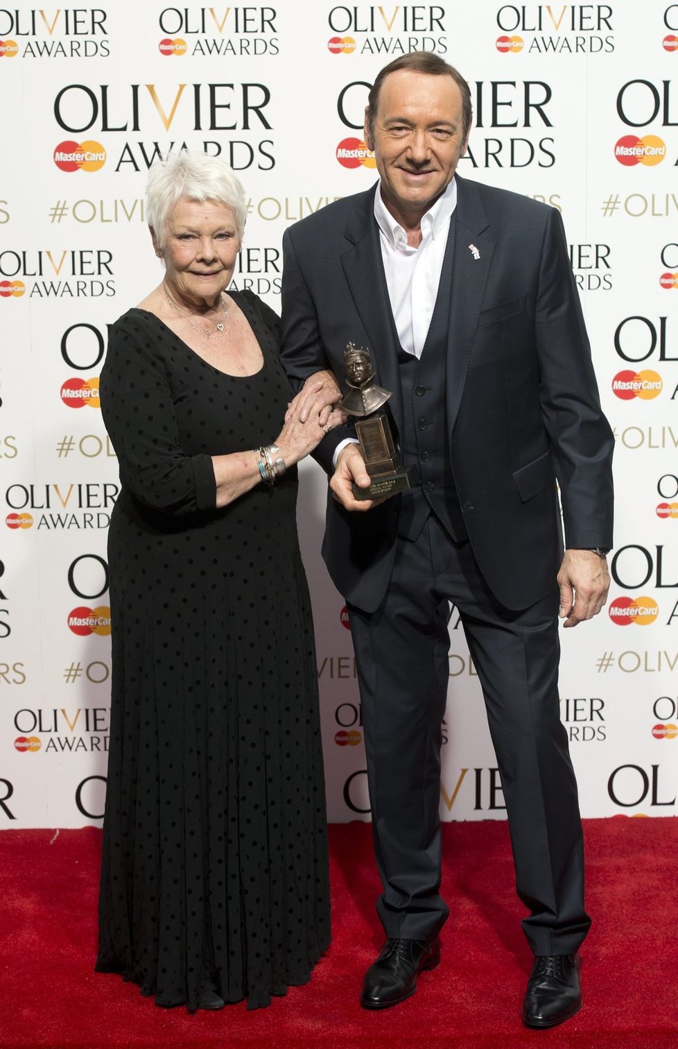 Herec Kevin Spacey a herečka Dame Judi Dench.