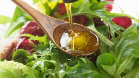 Olivový olej přidávejte do salátu dříve, než jej dochutíte třeba solí