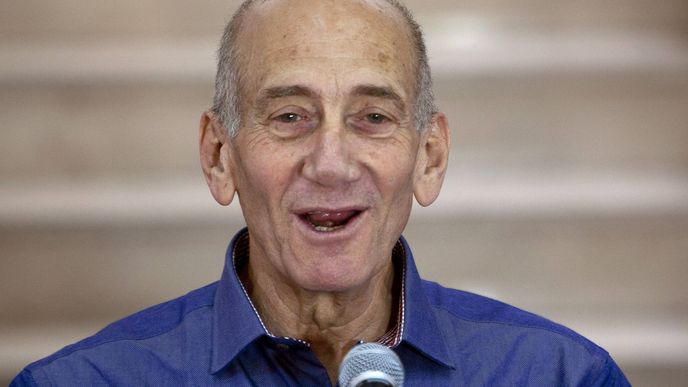 Izraelský expremiér Olmert dostal za korupci osm měsíců ve vězení 