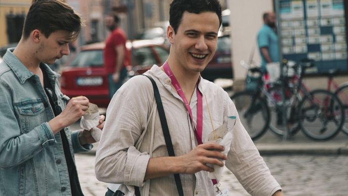 Olomouc a s ní i festival žije z mladých lidí a hlavně studentů Univerzity Palackého, která festival pořádá. Filmy na festivalu však zasáhnou každého.