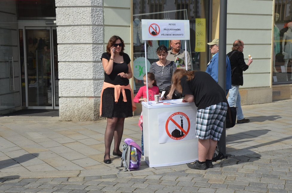V Olomouci došlo ke střetu aktivistů a muslimů u stánku s peticí proti přijímání uprchlíků.