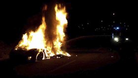 Jedno hořící auto, škoda tři miliony! U Olomouce shořelo Porsche Panamera.