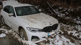 Řidič na Olomoucku najížděl na policisty v BMW: Strážci zákona na něj stříleli!