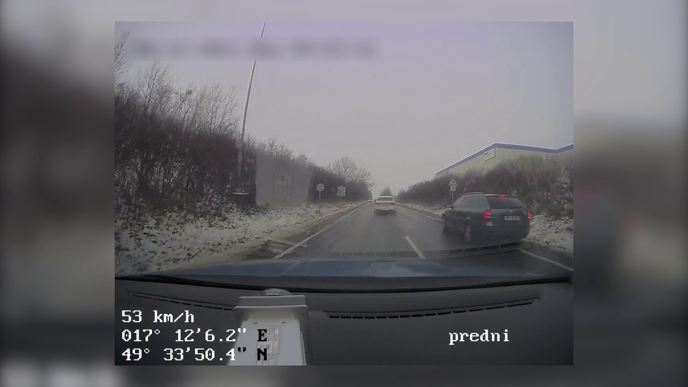 Honička s řidičem v BMW na Olomoucku. Policisté po něm museli pálit.