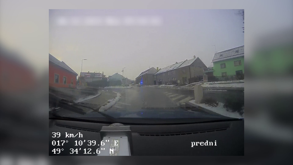 Honička s řidičem v BMW na Olomoucku. Policisté po něm museli pálit.