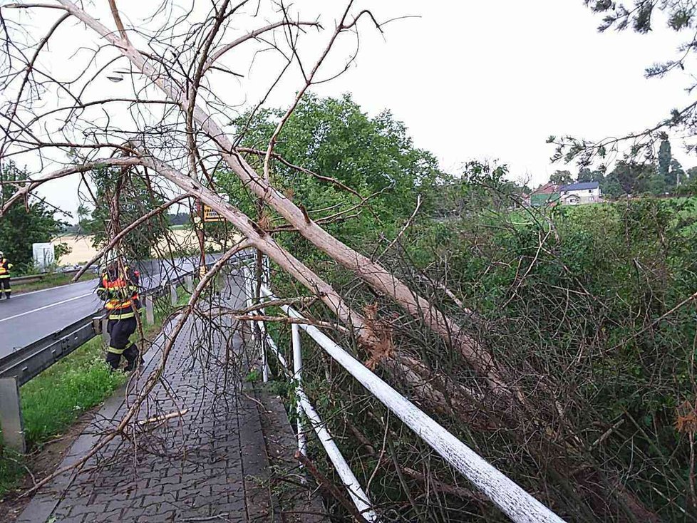 Po silných bouřkách vyjeli hasiči v Olomouckém kraji téměř třicetkrát.