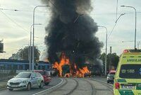 Na přejezdu v Olomouci se srazil vlak a kamion: Čtyři lidé se zranili, požár zachvátil i další auto