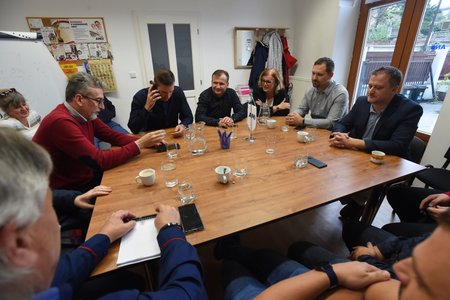 Zasedání zastupitelského klubu ANO v Olomouci. V červeném svetru primátor Miroslav Žbánek.