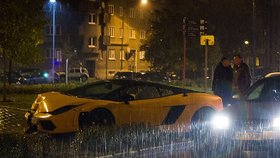 To je ale škody: Déšt a rychlá jízda, a lamborghini skončilo ve zdi