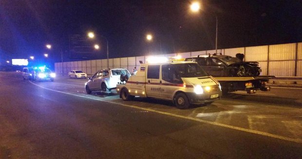 Po srážce dvou aut na průtahu v Olomouci zemřel starší muž.