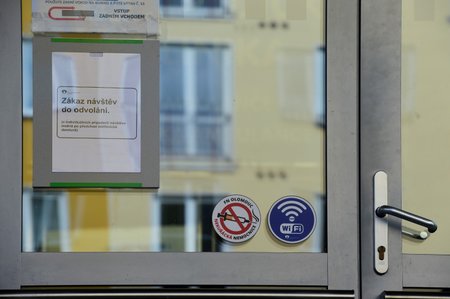 Papír s informací o zákazu návštěv na dveřích jedné z budov ve Fakultní nemocnici v Olomouci (10. 3. 2020)