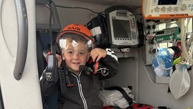 Kryštof s maminkou a starším bratrem dostali tour základny, aut a vrtulníku.