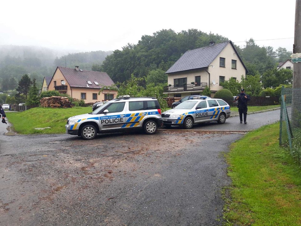 Policie v Olomouckém kraji pátrá po 74leté ženě, pod kterou se utrhl břeh rozvodněné řeky. Využívají i vrtulník