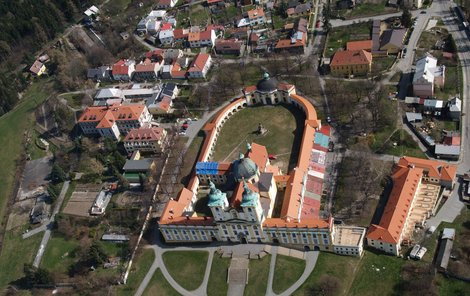 Letecký pohled na Svatý Kopeček s impozantní bazilikou.