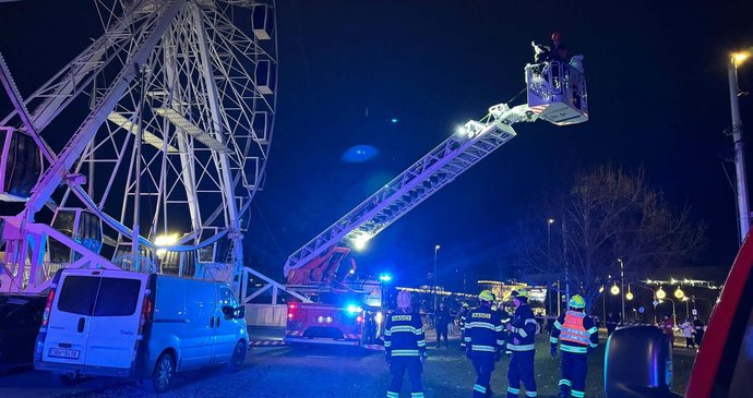 Hasiči v Olomouci evakuovali z ruského kola 34 lidí