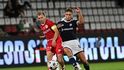 Pardubický Michal Hlavatý v souboji s Peterem Baráthem z Olomouce