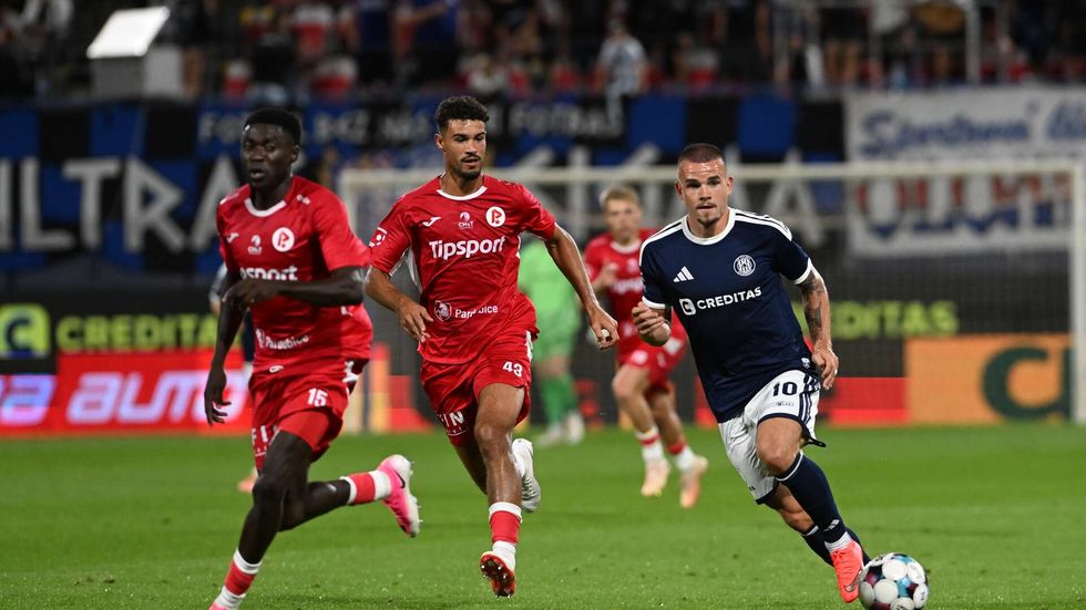 Emmanuel Godwin, Jason Noslin a Václav Sejk sledují míč v zápase Olomouce s Pardubicemi