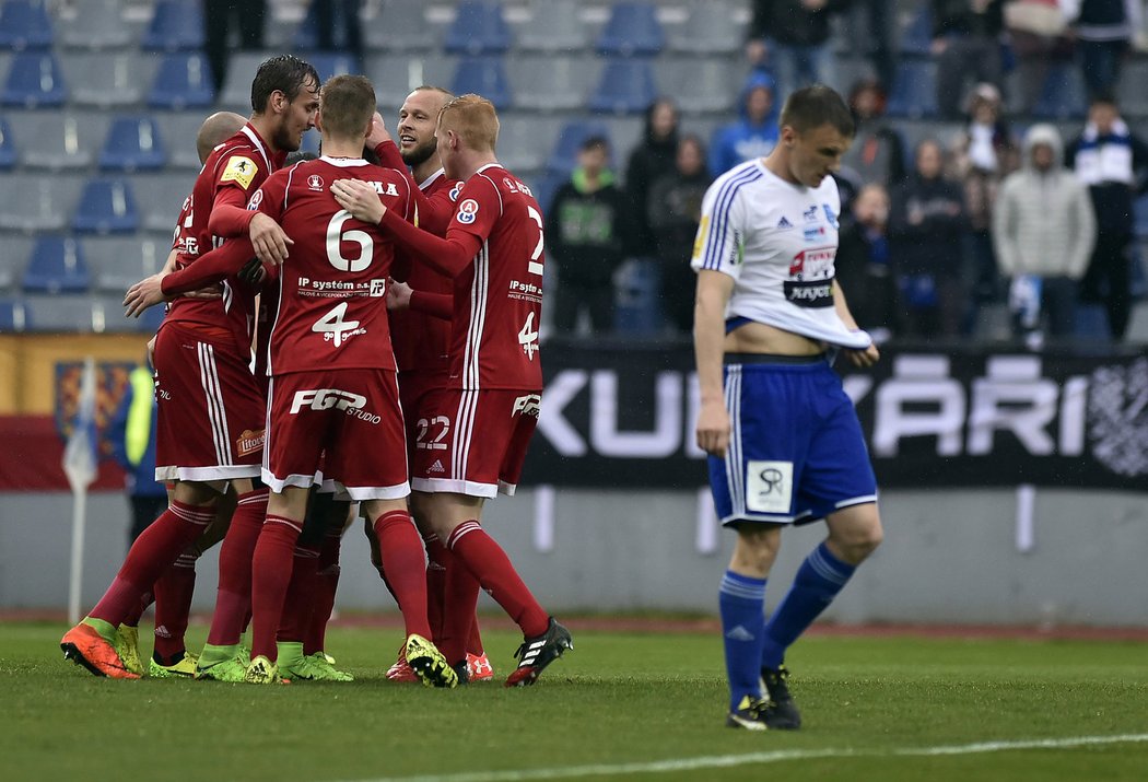 Fotbalisté Olomouce slaví gól na půdě Znojma