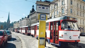 Pád stěny domu způsobil v Olomouci kolaps tramvajové dopravy