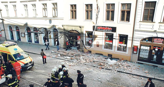 Z domu v centru Olomouce se zřítila horní část štítové zdi