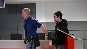 Martin (19) ubodal muže v kravíně