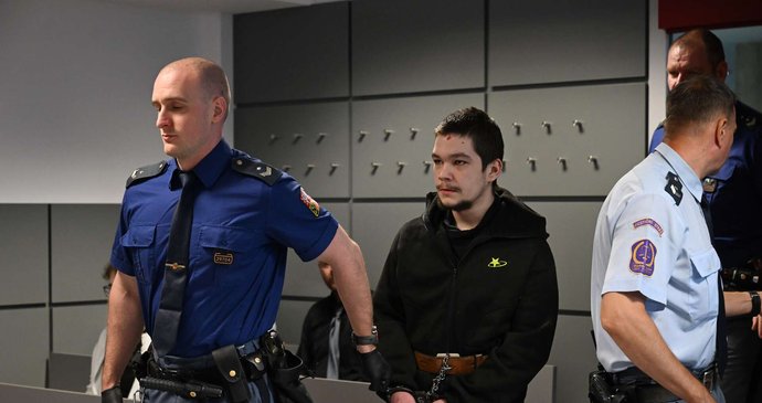 Martin (19) ubodal muže v kravíně