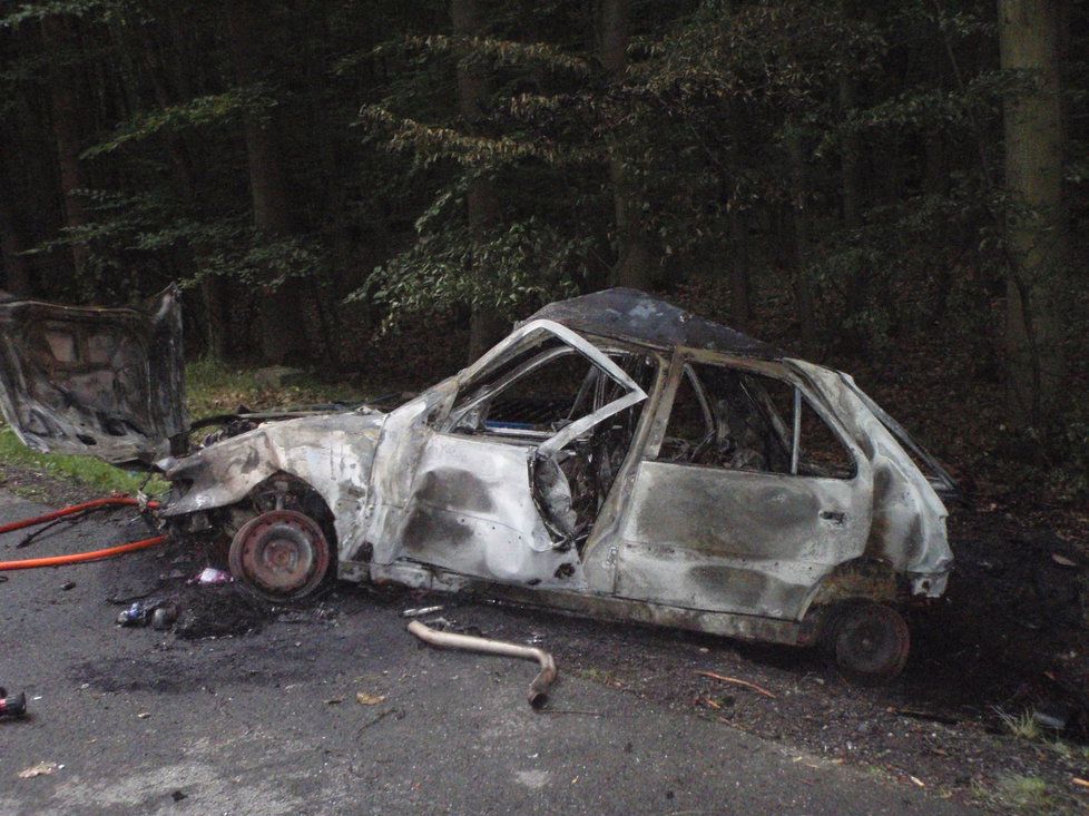 Řidička zachránila na Olomoucku mladíka z hořícího vozu.