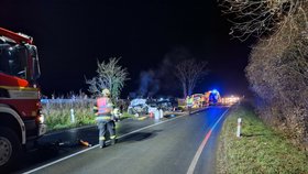 Při nehodě na Olomoucku se zranilo mnoho lidí, jeden člověk zemřel.