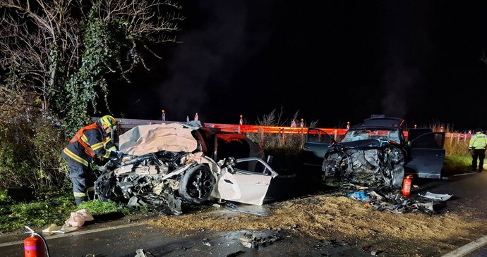 Při nehodě na Olomoucku se zranilo mnoho lidí, jeden člověk zemřel.