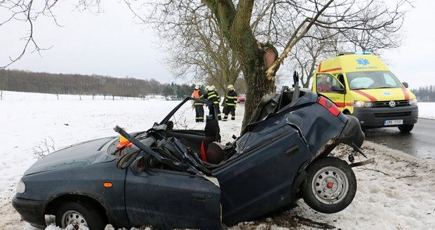 19letý kluk se zabil o strom. Jeho auto dostalo smyk, zemřel v nemocnici