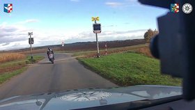 Policistům na Olomoucku ujížděl řidič sportovní motorky. Po jízdě po poli spadl na zem.