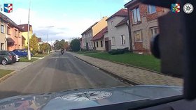 Policistům na Olomoucku ujížděl řidič sportovní motorky. Po jízdě po poli spadl na zem.