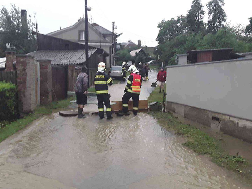 Bouřky způsobily v Olomouckém kraji problémy, hasiči měli přes sto výjezdů, některé domy jsou zaplavené (1. 7. 2019)
