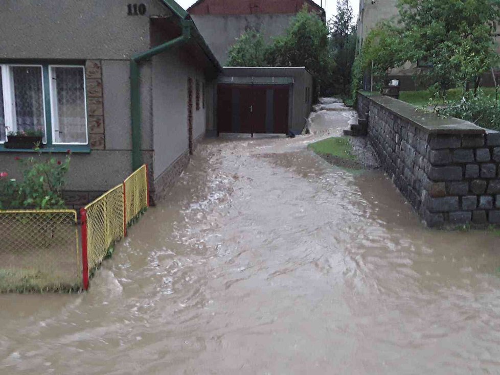 Bouřky způsobily v Olomouckém kraji problémy, hasiči měli přes sto výjezdů, některé domy jsou zaplavené (1. 7. 2019)