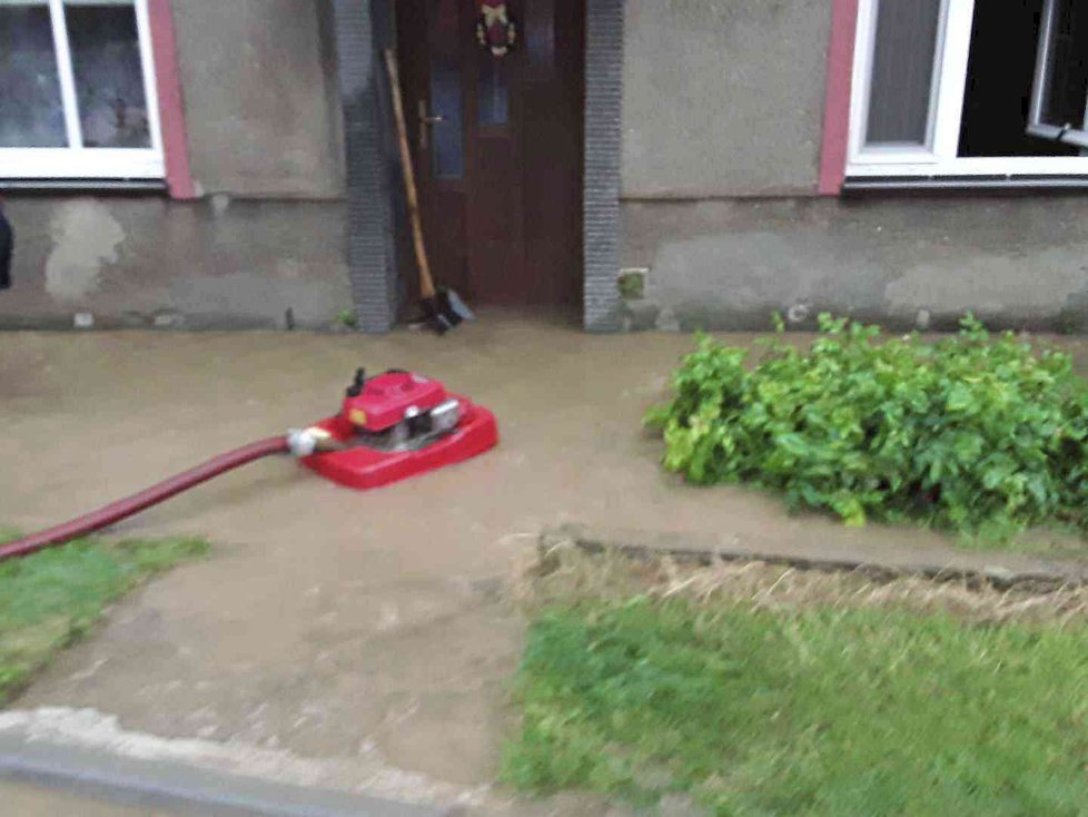 Bouřky způsobily v Olomouckém kraji problémy, hasiči měli přes sto výjezdů, některé domy jsou zaplavené (1. 7. 2019)