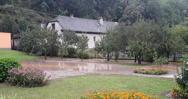 Česko zasáhly silné deště. Na východě země vytrvají i v pondělí, sledujte radar Blesku