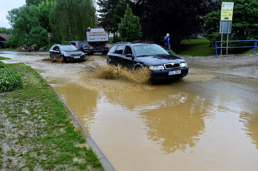 Olomoucký kraj zasáhly lokální povodně. Zahrady, domy i auta zaplavilo bahno. Hasiči pak odklízejí i větvě a vyprošťují auta (8.6.2020)