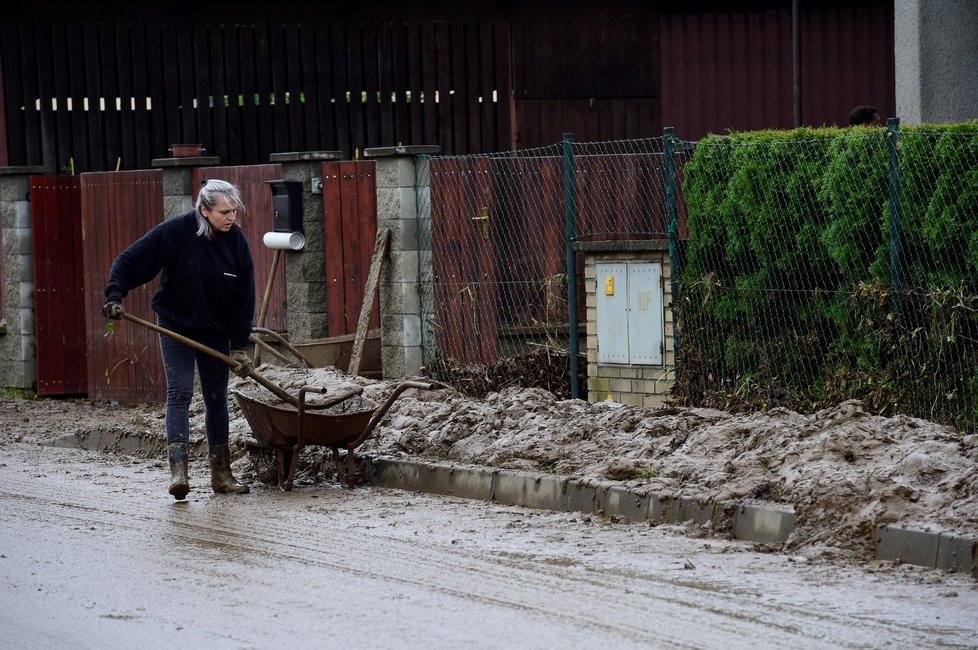 Olomoucký kraj zasáhly lokální povodně. Zahrady, domy i auta zaplavilo bahno. Hasiči pak odklízejí i větvě a vyprošťují auta (8.6.2020)