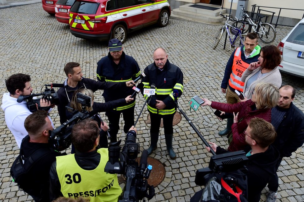 Olomoucký kraj zasáhly lokální povodně. Zahrady, domy i auta zaplavilo bahno. Hasiči pak odklízejí i větvě a vyprošťují auta (8.6.2020)