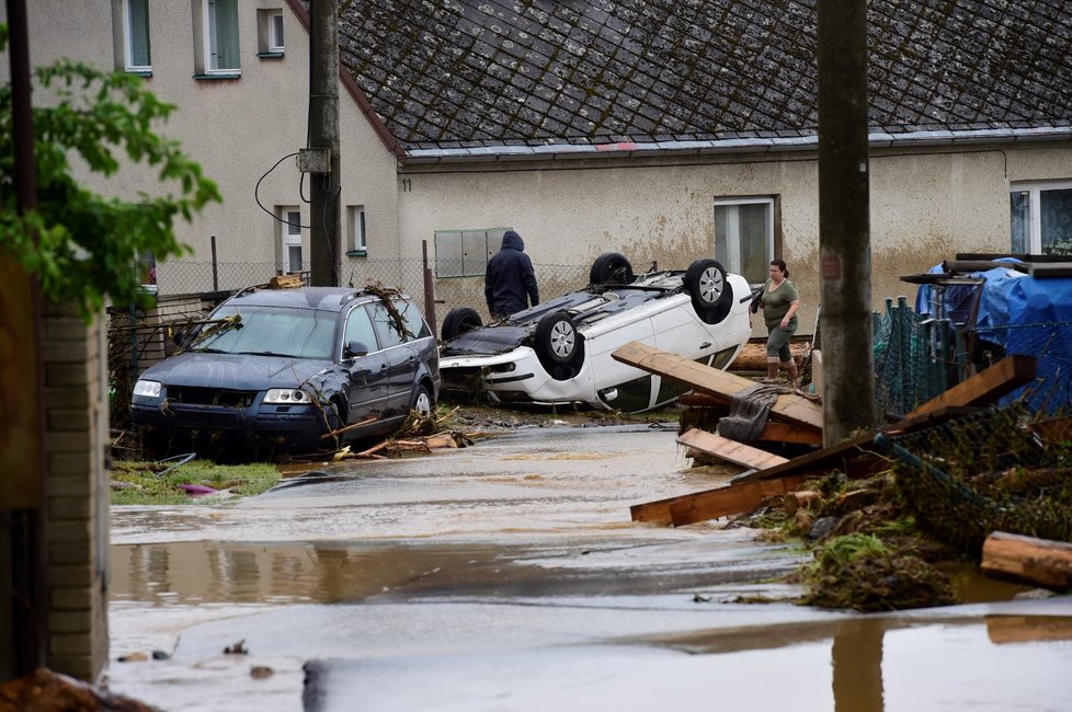 Olomoucký kraj zasáhly lokální povodně. Zahrady, domy i auta zaplavilo bahno. Hasiči pak odklízejí i větvě a vyprošťují auta (8.6.2020)