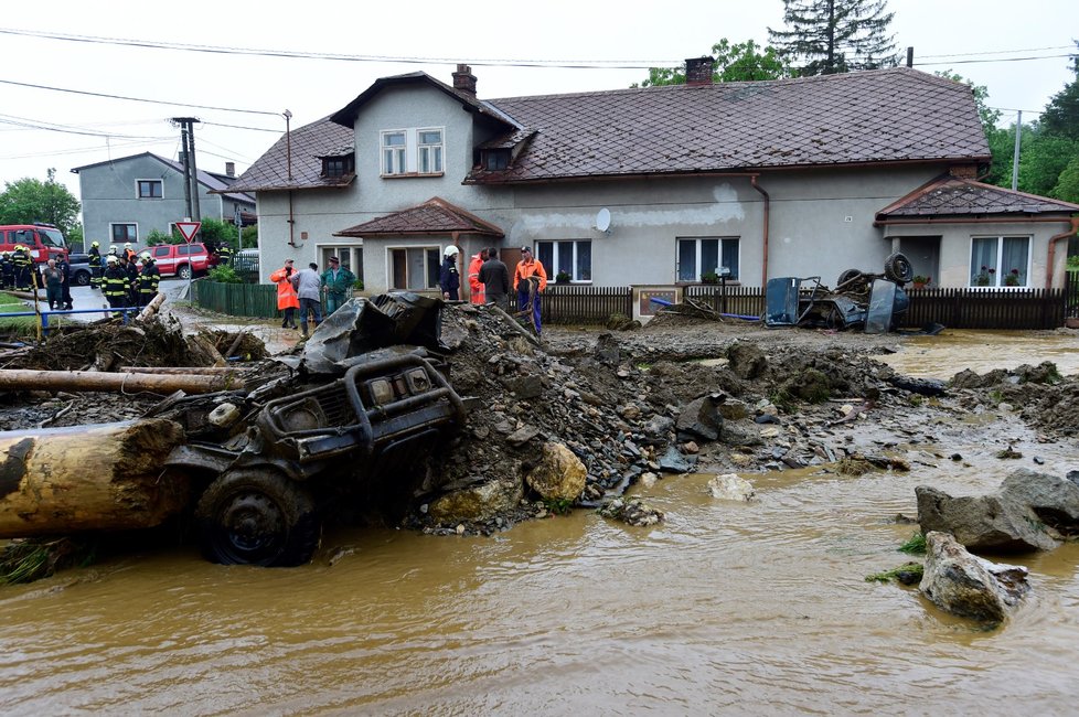 Olomoucký kraj zasáhly lokální povodně. Zahrady, domy i auta zaplavilo bahno. Hasiči pak odklízejí i větvě a vyprošťují auta (8.6.2020)