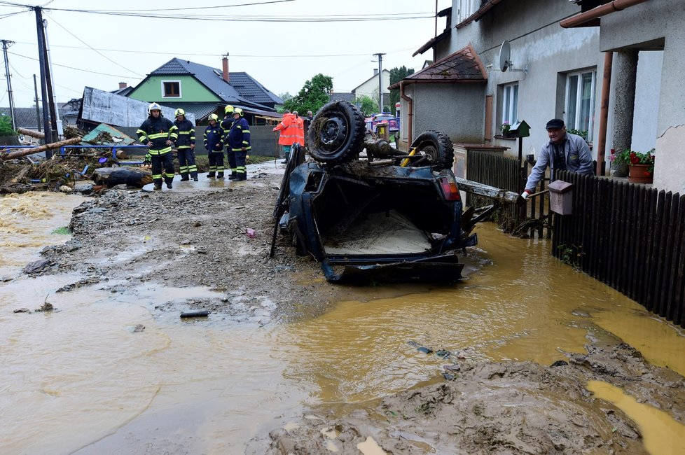 Olomoucký kraj zasáhly lokální povodně. Zahrady, domy i auta zaplavilo bahno. Hasiči pak odklízejí i větvě a vyprošťují auta (8.6.2020)