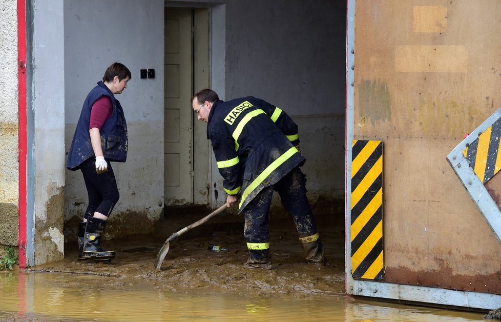 Olomoucký kraj zasáhly lokální povodně. Zahrady, domy i auta zaplavilo bahno. Hasiči pak odklízejí i větvě a vyprošťují auta (8.6.2020)