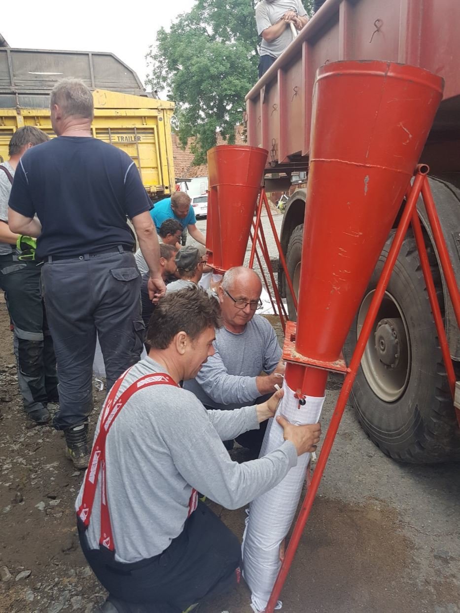 V Šumvaldu na Olomoucku pokračovaly práce na odklízení škod po dřívejší bouřce. (14.6.2020)