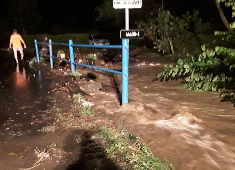 Hasiči na Olomoucku zasahovali u rozvodněných řek (7.6.2020)