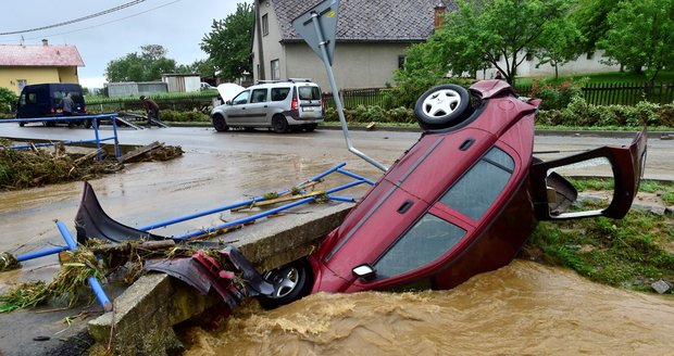 Krupobití i přívalové deště: Pojišťovny sčítají škody za rozmary počasí, jdou do desítek milionů