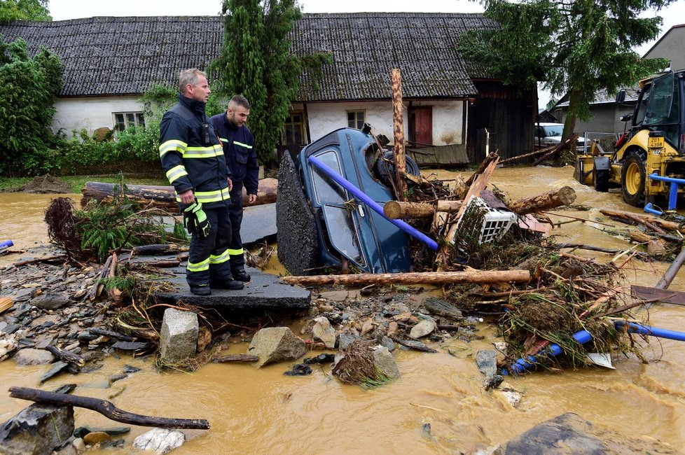 Lidé v Olomouckém kraji zažili krušnou noc a den. Přehnala se zde obří bouře, která strhávala auta, chodníky i věci ze zahrad (8.6.2020)