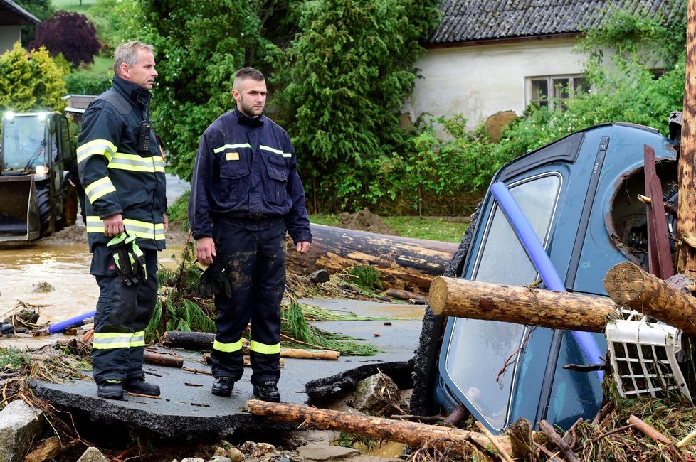 Lidé v Olomouckém kraji zažili krušnou noc a den. Přehnala se zde obří bouře, která strhávala auta, chodníky i věci ze zahrad (8.6.2020)